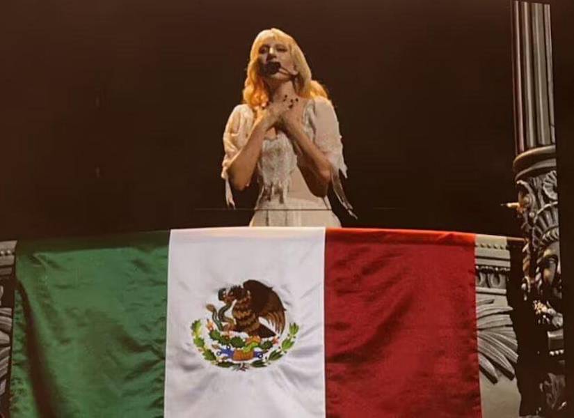 Lady Gaga dio un discurso en español junto a la bandera de México.