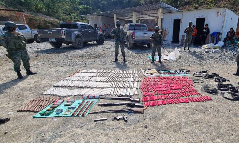 FF.AA. decomisaron 700 explosivos, 300 municiones y armas de fuego en Azuay