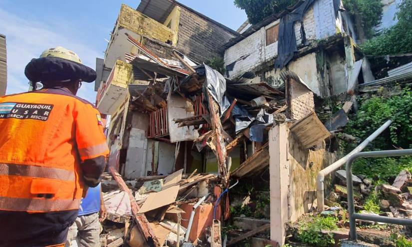 Colapso de una casa en el cerro Santa Ana, en Guayaquil.