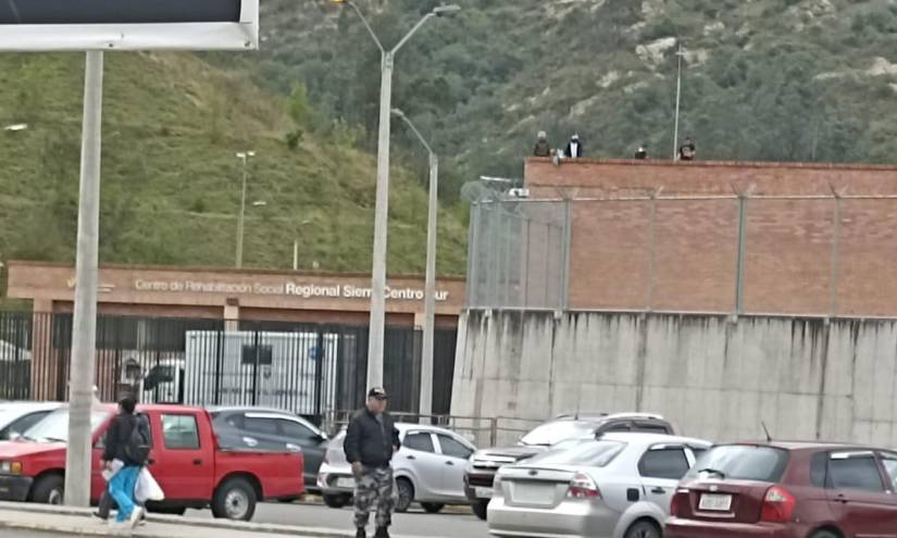 Presos en los exteriores de la cárcel de Turi, en Cuenca