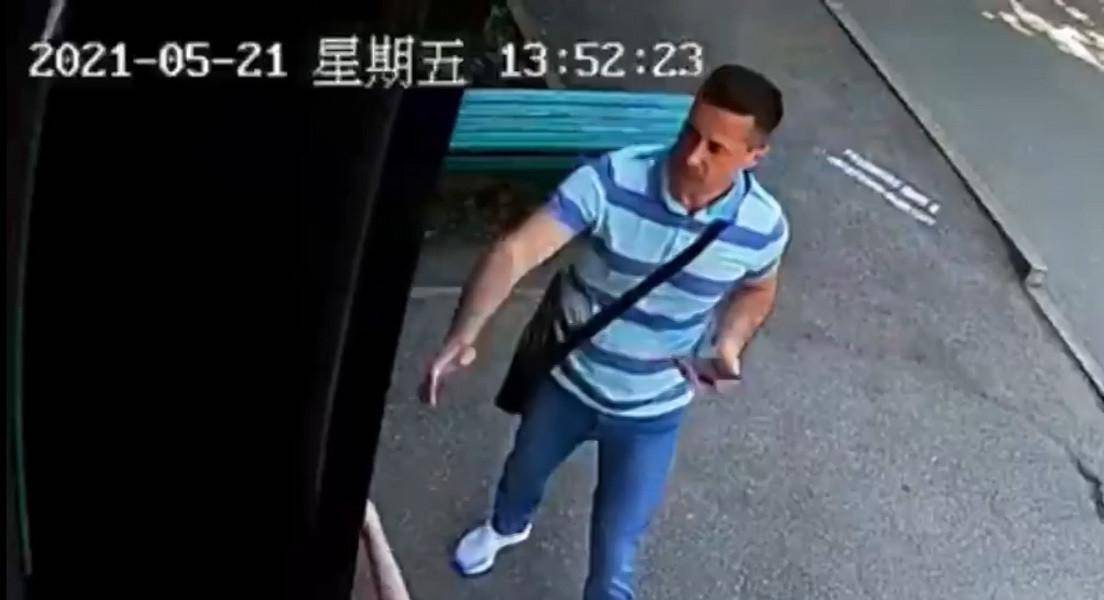 Una niña burla a un sospechoso que la siguió hasta su casa