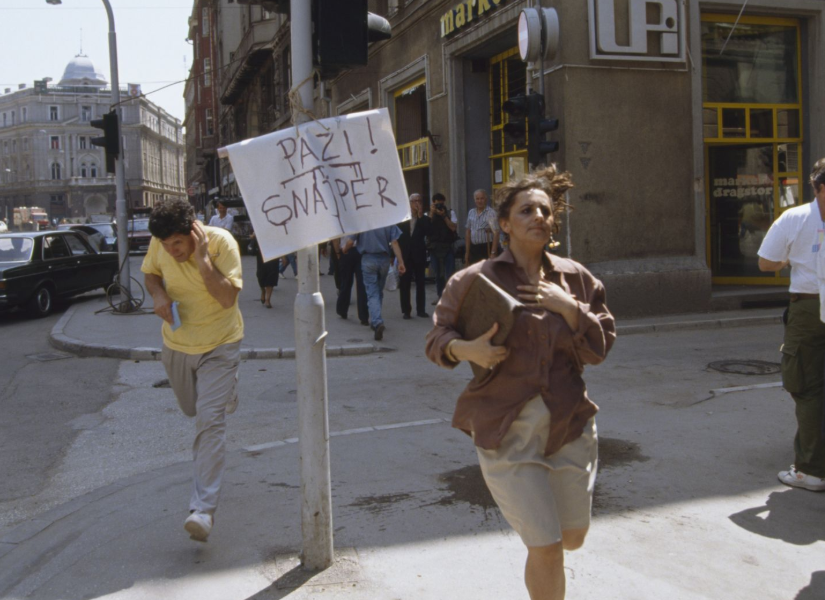 Civiles bosnios huyen de los disparos de un francotirador en las calles de Sarajevo.
