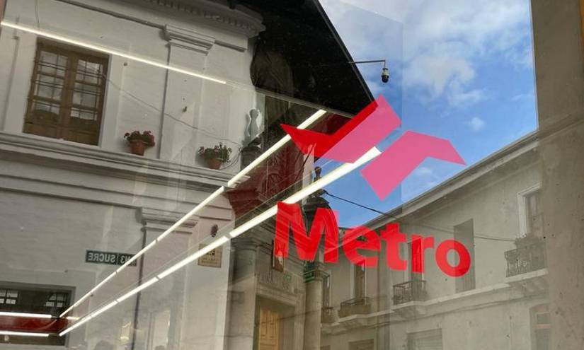 Una ventana de los exteriores en la estación de San Francisco en Quito.