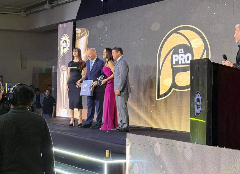 Miguel Ángel Loor ofreció un reconocimiento a Orense.