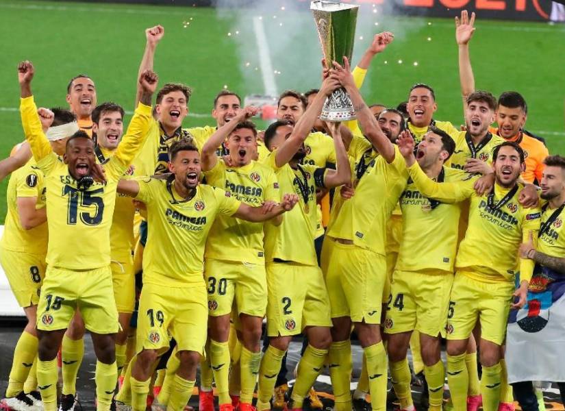 Pervis (i) celebrando el título de la Europa League con el Villareal.