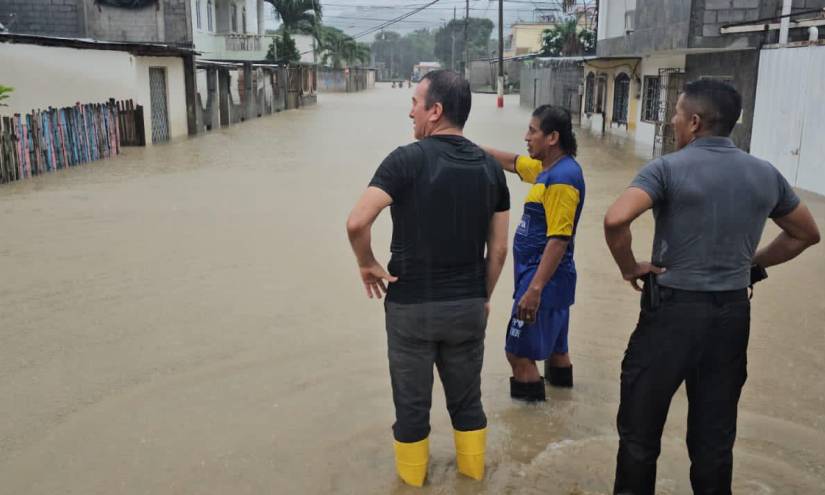 El gobernador de Esmeraldas, Javier Buitrón, recorrió esta mañana algunos barrios afectados en la ciudad de Esmeraldas.