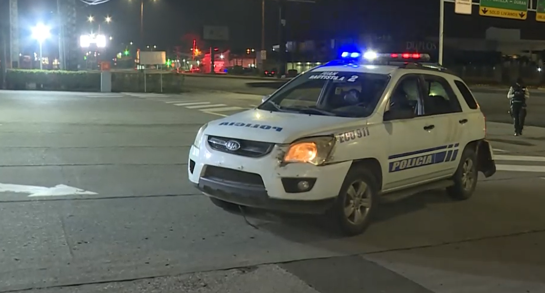 El conductor de una camioneta se salvó de morir tras ser atacado a tiros en una gasolinera de Daule
