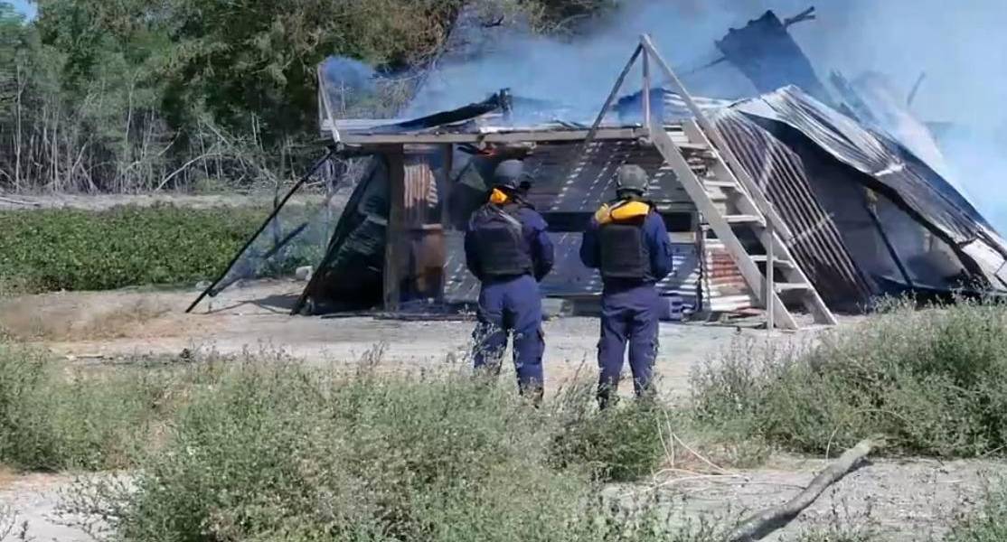 Golfo de Guayaquil: un campamento narco usado para contaminar buques fue incinerado por la Armada