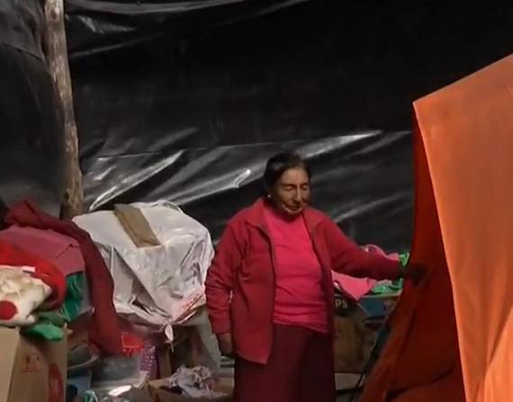 Zoyla Ortega, de 89 años, vive en una carpa. Perdió su casa tras el sismo registrado en Carchi.