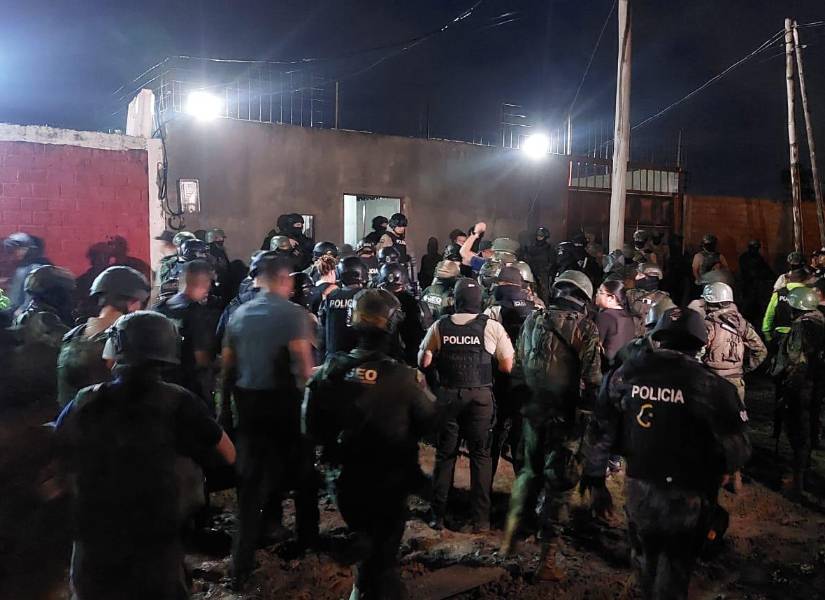 Policías y militares ingresaron a dos sectores de Playas y Posorja.
