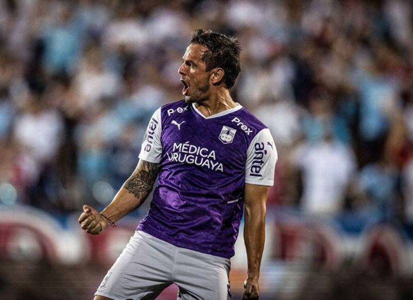 Rivero celebrando un tanto con Defensor Sporting.