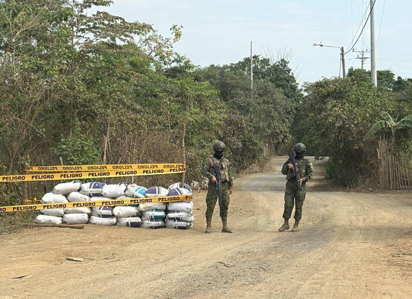 Varios uniformados han cercado el camino de acceso para impedir que medios de comunicación lleguen a las instalaciones carcelarias.