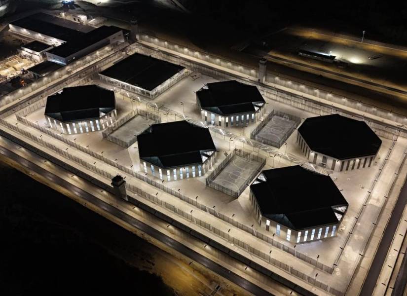 La cárcel, ubicada cerca de la comuna Juntas del Pacífico, es el proyecto emblemático del Gobierno de Daniel Noboa.