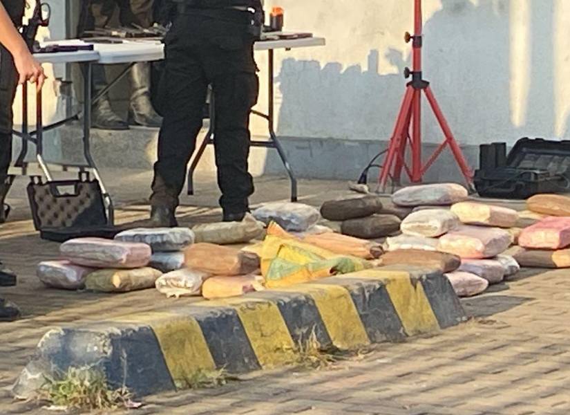 Parte de la droga decomisada en el operativo en Socio Vivienda 1 y 2.