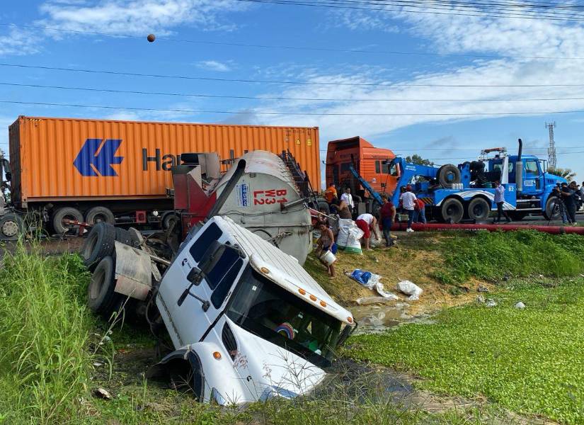 Uno de los camiones terminó sumergido en una zanja.