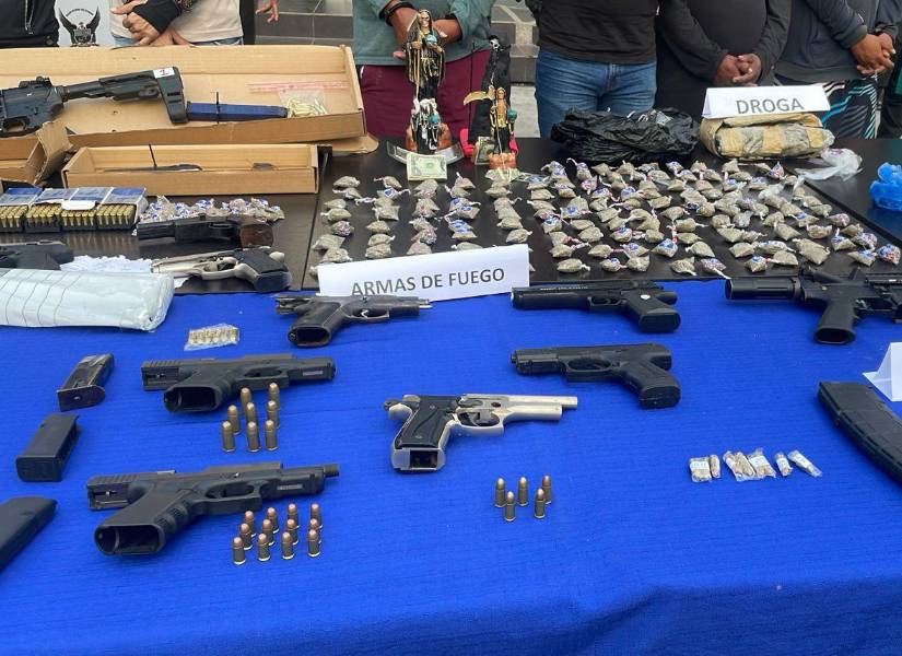 La policía decomisó armas, municiones, droga, entre otros artículos.