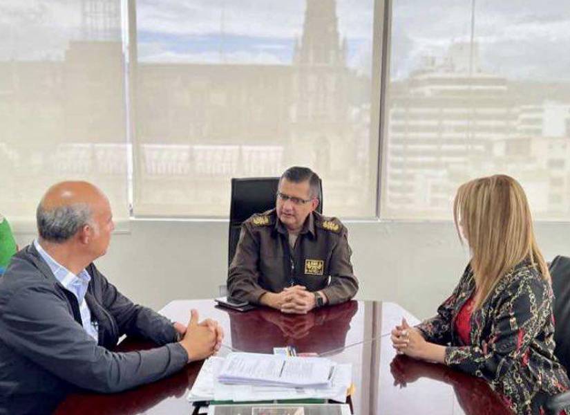 Pablo Ramírez y Claudia Garzón en una reunión con un experto en cárceles mexicano.