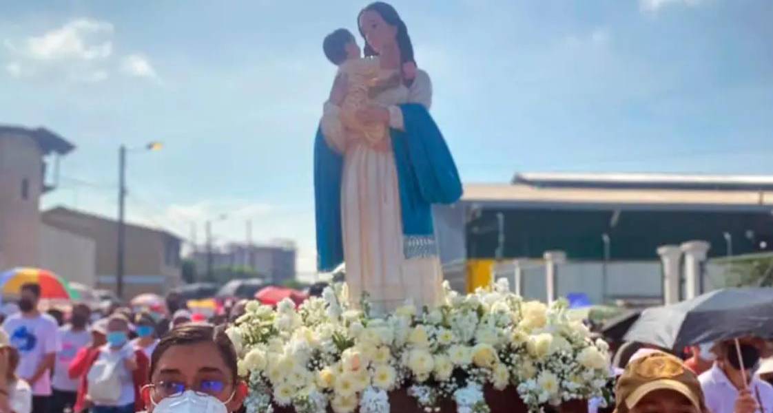 Multitudinaria procesión conmemoró el mes de la Virgen María en Guayaquil