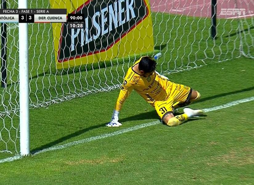 El arquero de Deportivo Cuenca, Hamilton Piedra, y la imagen de la polémica sobre si fue gol o no.