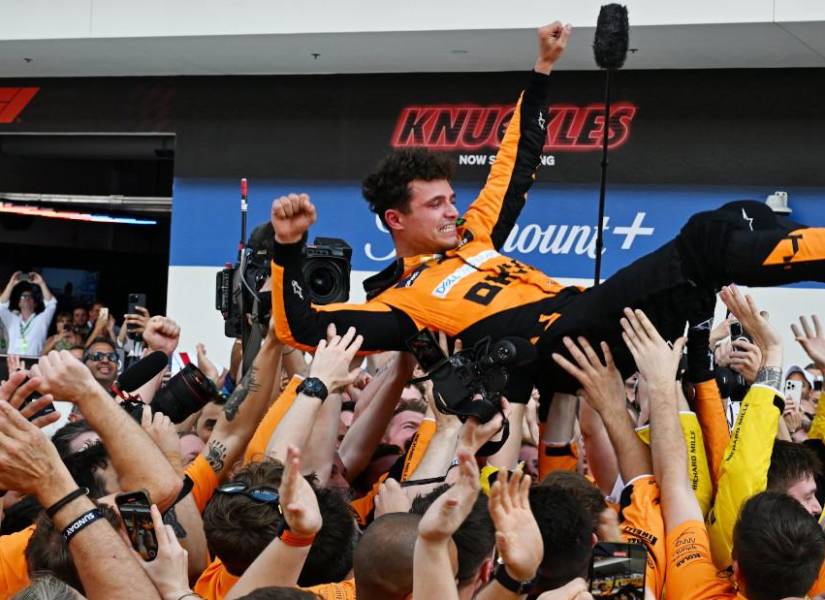 El piloto de McLaren, Lando Norris, celebra su primera victoria en la Fórmula 1