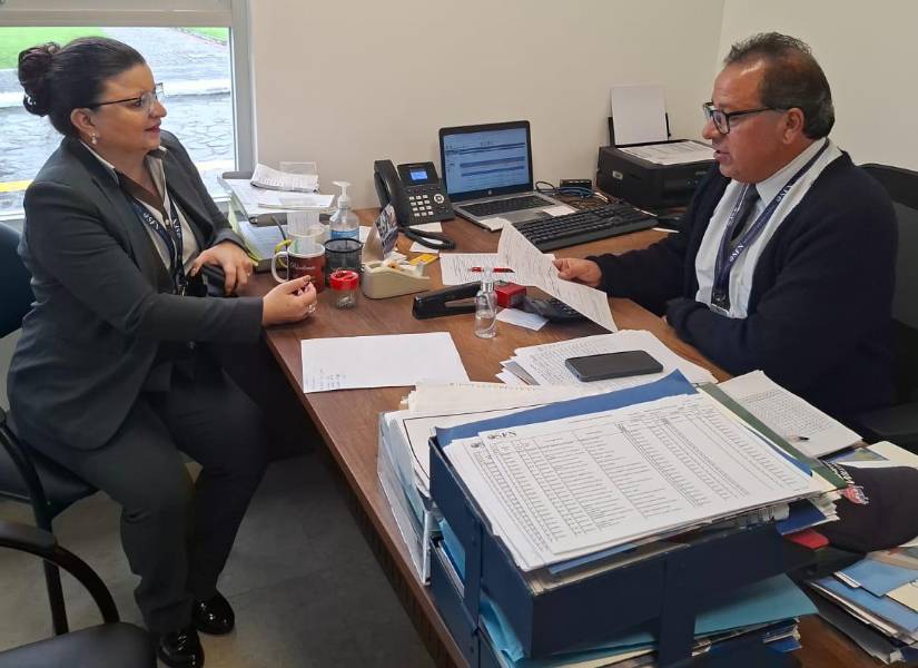 Fernanda Boada y Vladimir Rosero en las oficinas del Cementerio de El Batán.