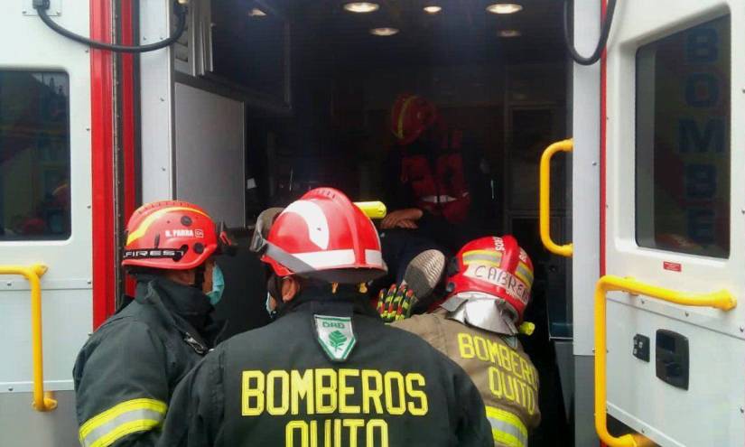 Personal del Cuerpo de Bomberos de Quito atendieron a los heridos tras el choque.
