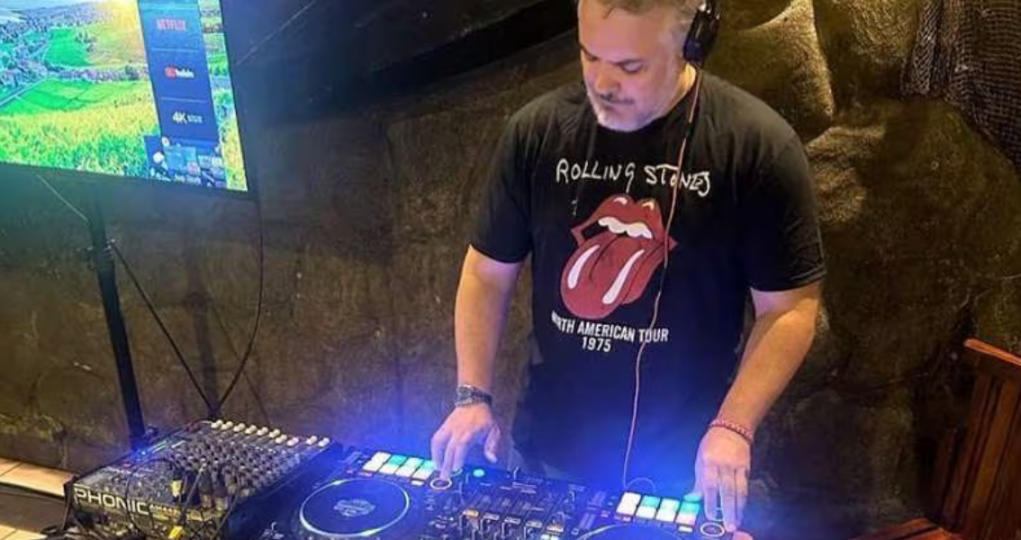 El expresidente de Colombia, Iván Duque, demuestra su talento como DJ