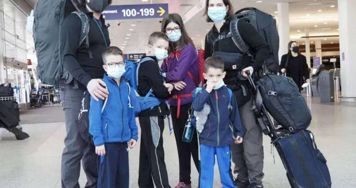 La familia que recorre el mundo antes de que sus hijos se queden ciegos