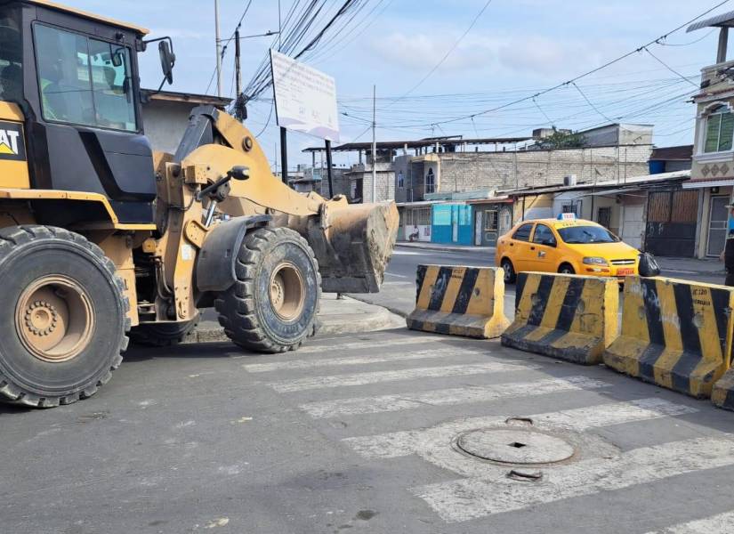 Imagen de una grúa retirando obstáculos, cerca del sector de la Puente de la G, suroeste de Guayaquil.