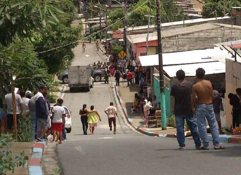 Habitantes del bloque 9 de Paraíso de la Flor salieron de sus casas asombrados por la presencia policial y militar.