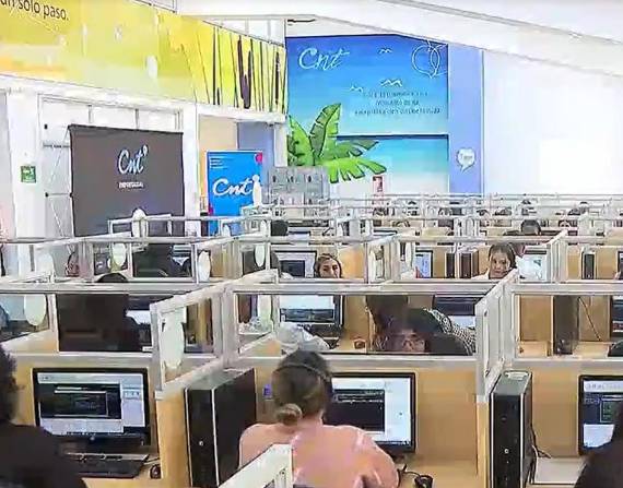 Personas trabajando en el Call Center del IESS.