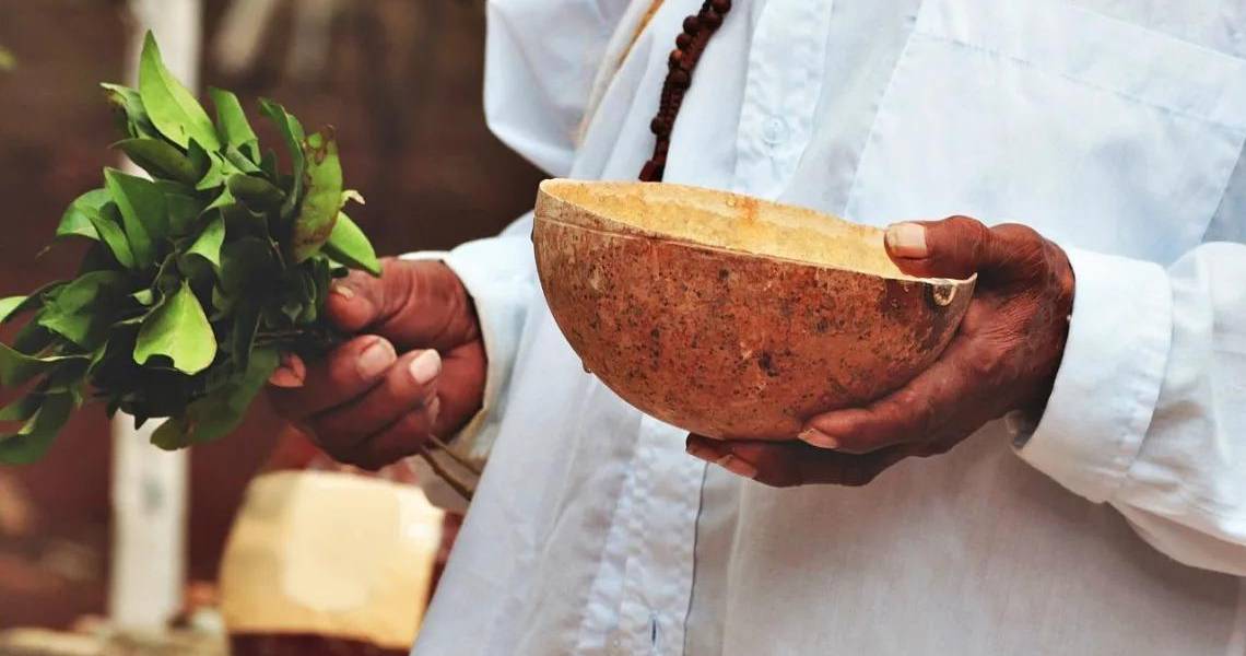 Abren juicio en Ecuador contra curandero acusado de violar a un joven