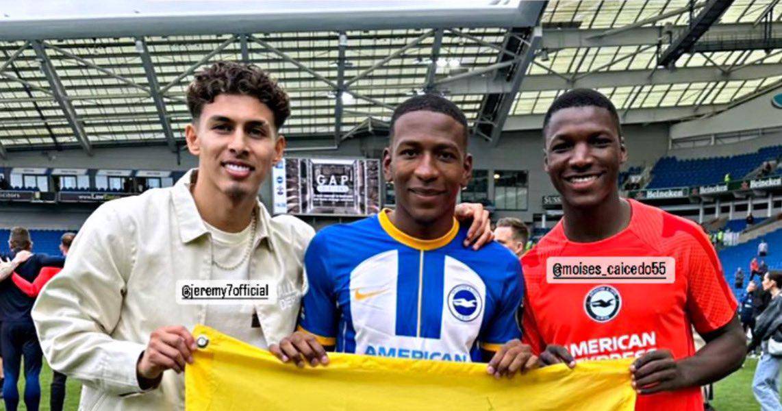 Moisés Caicedo, Pervis Estupiñán y Jeremy Sarmiento celebran con el Brighton su pase a la Europa League