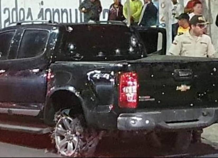 Imagen de cómo quedó la camioneta que transportaba a Francisco Tamariz tras el ataque que sufrió.