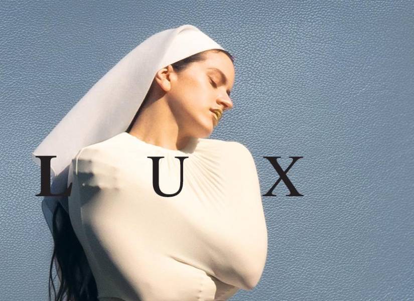 La literatura no es lejana de la música de Rosalía. La poesía mística se introduce en LUX como un pequeño hilo luminoso que conecta una canción con otra.