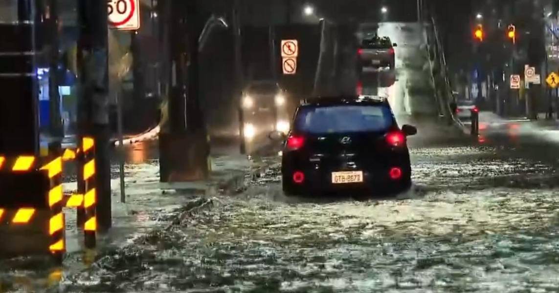 30 sectores inundados en Guayaquil ante lluvias este 3 de abril del 2025
