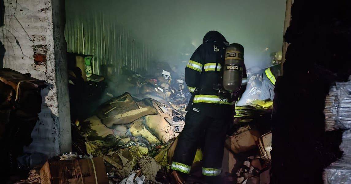 Quito: los bomberos controlaron un incendio en las bodegas de una fábrica de ollas y electrodomésticos, en Chimbacalle
