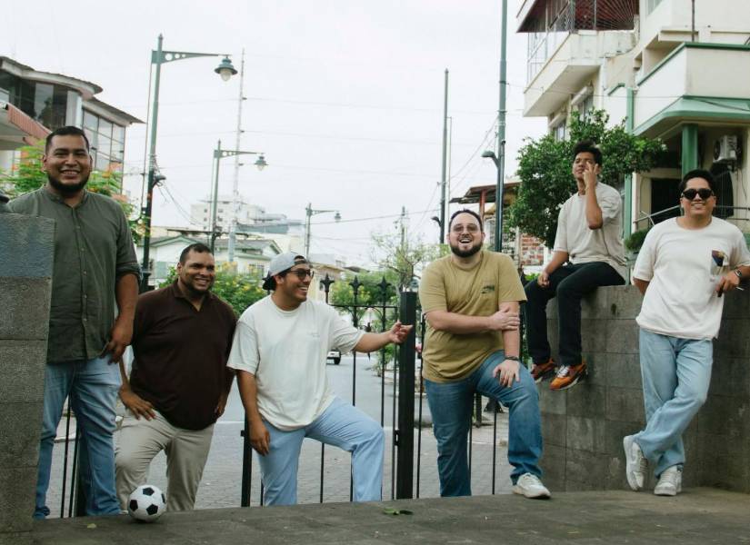 Integrantes de La Banda Brava en el Barrio Orellana.
