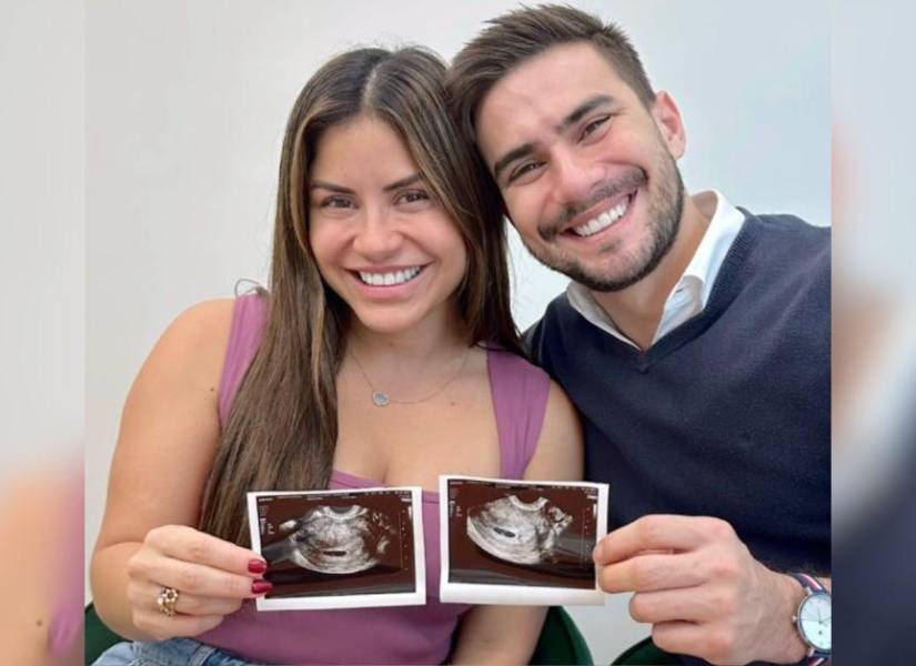 Carlos Scavone mostrando las ecografías de su hija.