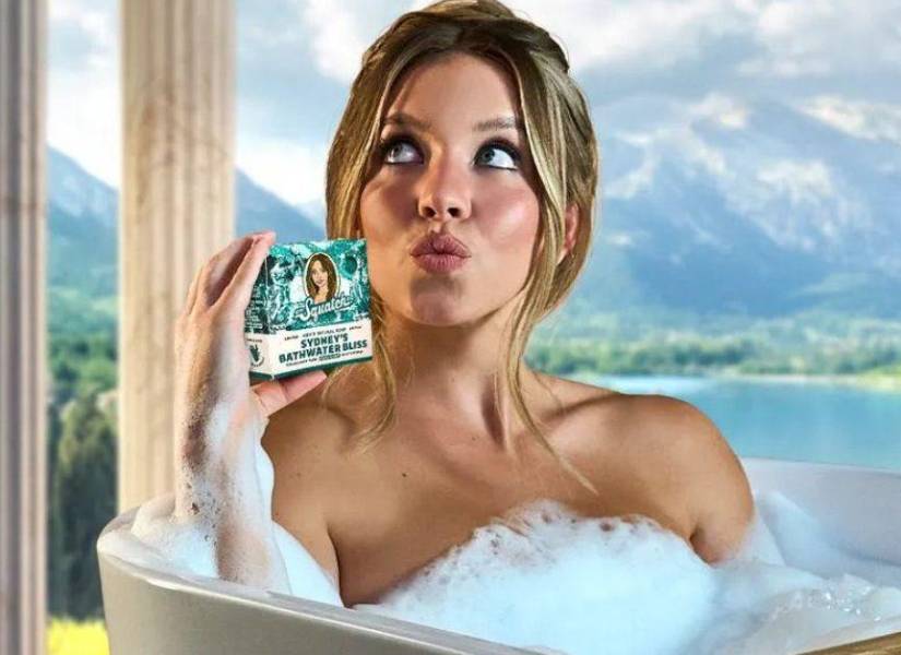 Sidney Sweeney, luciendo el jabón hecho con su agua de baño.