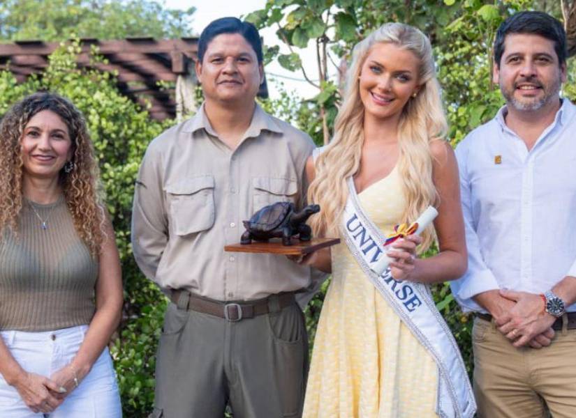 Victoria Kjaer junto a las autoridades del Parque Nacional Galápagos.