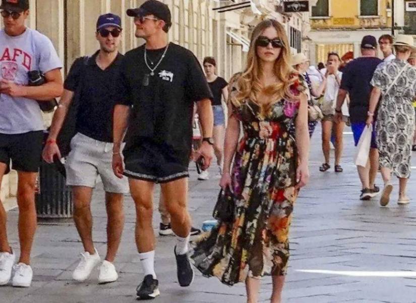 Sydney Sweeney (d) y Orlando Bloom (i) en las calles de Venecia.