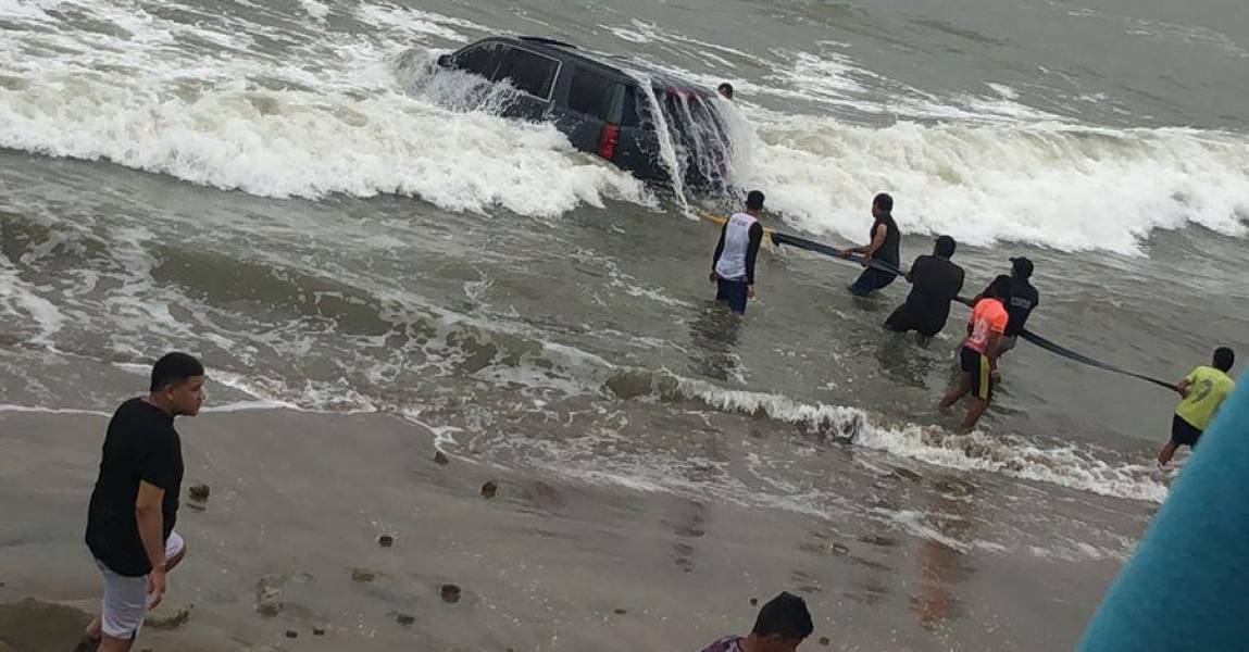 Carro de alta gama quedó sumergido en la playa de Bahía de Caráquez, en Manabí