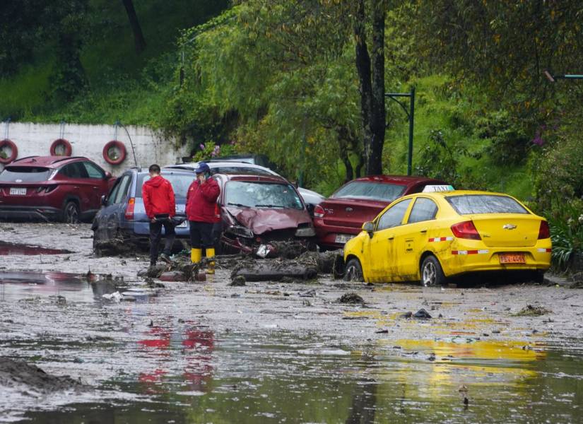 Los vehículos fueron arrastrados por el deslave en La Gasca.