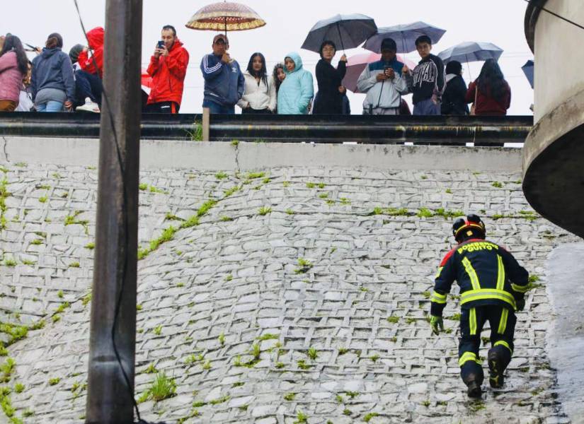 Bomberos durante la evacuación por el deslave en La Gasca