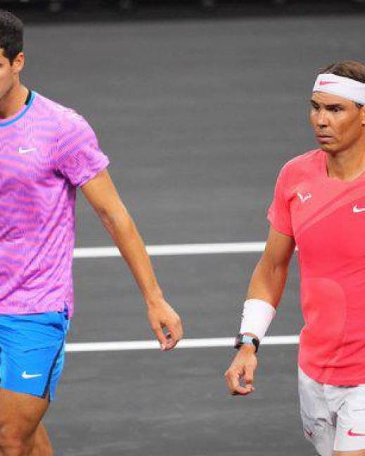 Carlos Alcaraz y Rafael Nadal en su partido de exhibición en Las Vegas