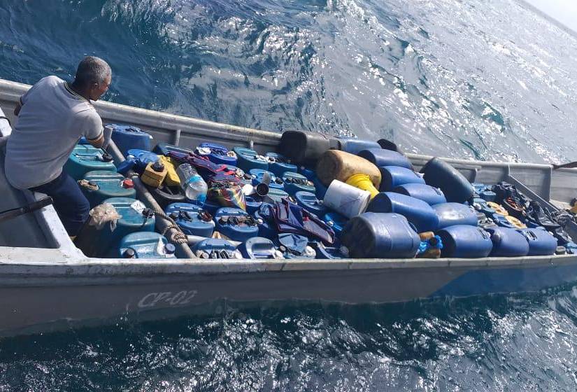 La captura de aproximadamente 96 bidones de combustible de 18 galones cada uno y 10 bidones de 10 galones, los mismos que presumiblemente serían comercializados en Tumaco, Colombia.