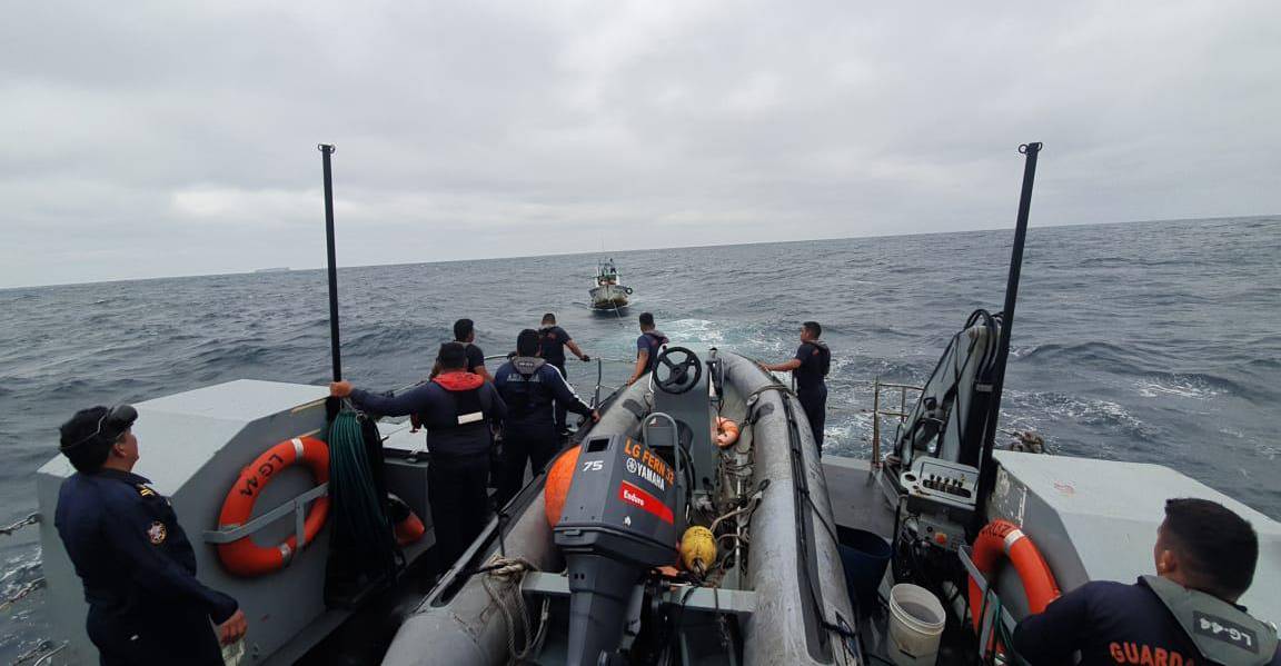 Rescatan embarcación que se encontraba a la deriva cerca de Manta