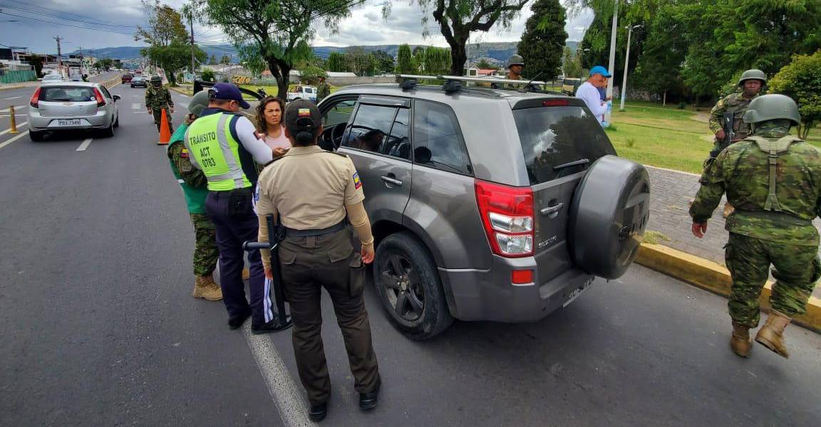 Estado de excepción en Ecuador: militares se despliegan en operativos de control