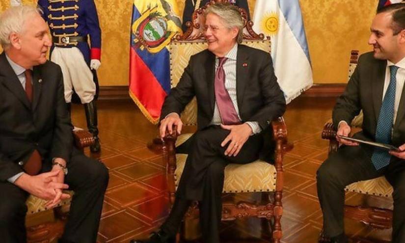 Momento en el que Fuks presentó a Guillermo Lasso, las cartas credenciales.